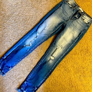 Kancan distressed faded jeans. The grain in these jeans is awesome.Very stretchy